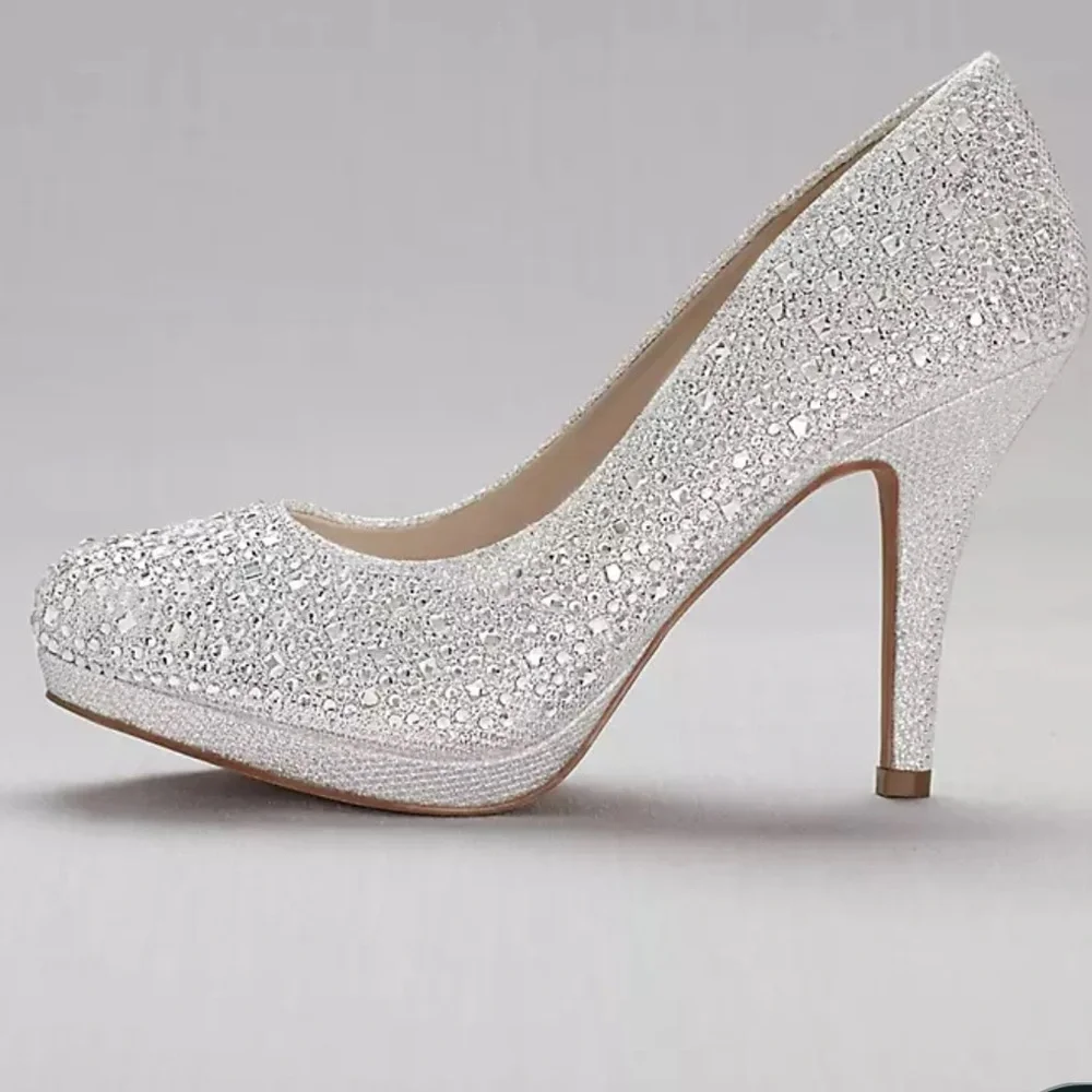 David’s Bridal💎 SPARKLING Cinderella Rhinestone, Crystal Pumps (Women’s Size 6)
